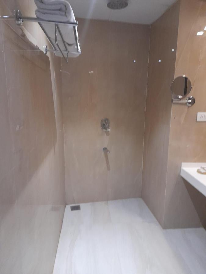 Chinmay & Hotel 3*