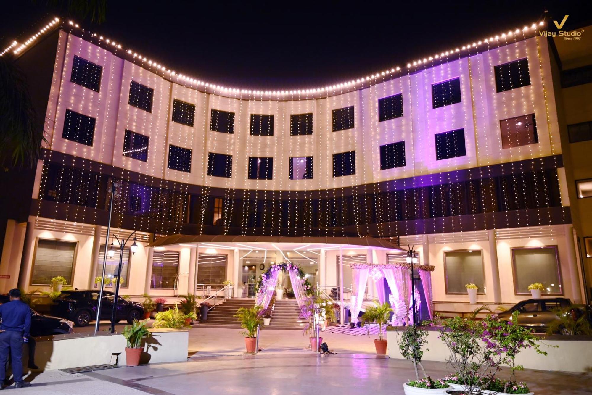 Chinmay & Hotel 3*
