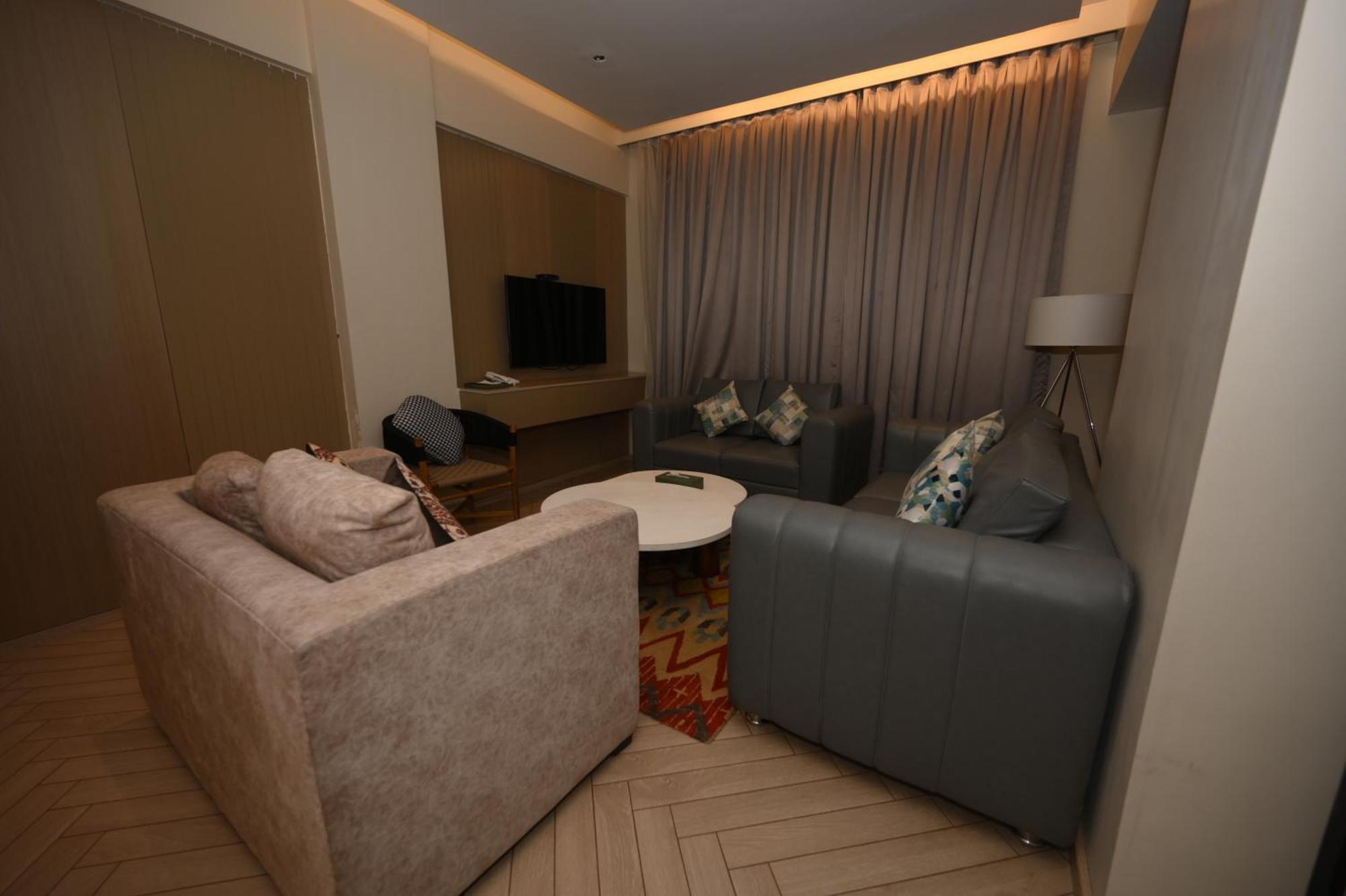 Chinmay & Hotel 3*